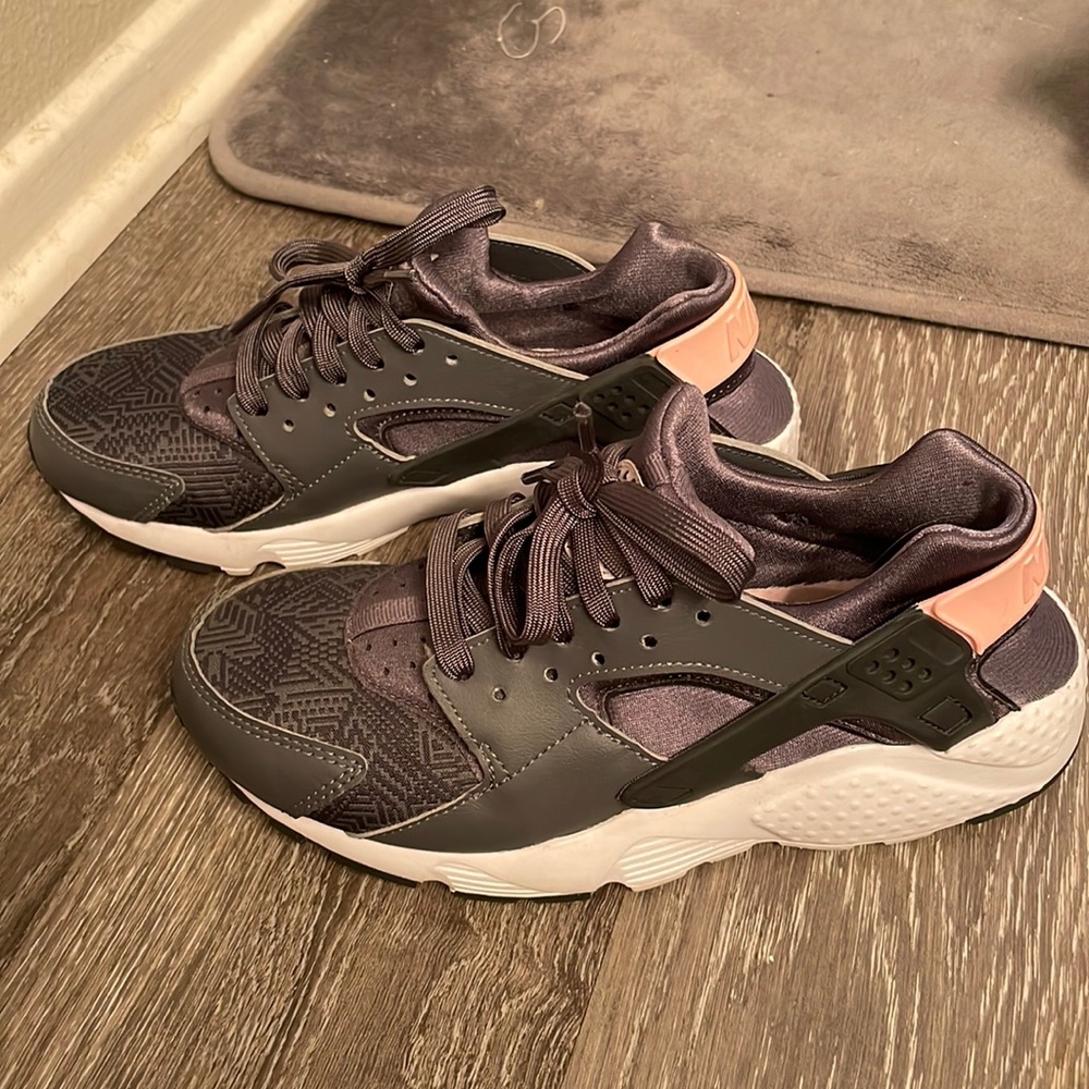 Nike air huarache sneakers 6Y gray and pink